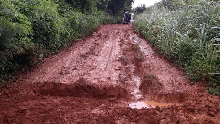 Caminhonete escolar atola em ramal abandonado na Comunidade Equador, em Xapuri